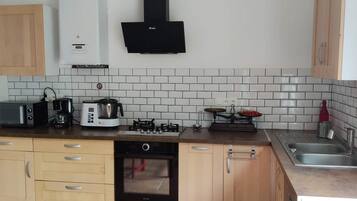 Een koelkast, een microgolfoven, een oven, een kookplaat