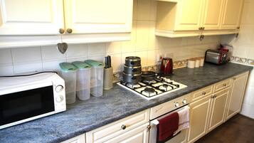 Apartment | Private kitchen | Fridge, microwave, oven, stovetop