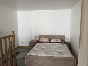 1 bedroom, bed sheets