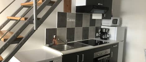 Kühlschrank, Mikrowelle, Ofen, Herdplatte
