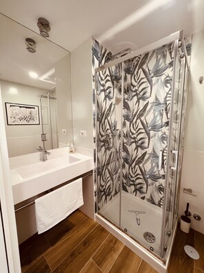 Dusche, Haartrockner, Bidet, Handtücher