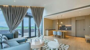 Deluxe Room | Desk, free WiFi