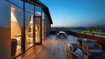 Deluxe Room | Desk, free WiFi