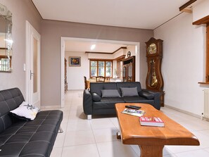 TV - Charming Home Between Colmar and Mulhouse, Near Wine Route and Europa-Park, Sleeps 6 (Oberentzen)