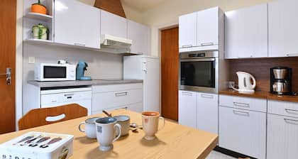 Casa familiar cerca de Colmar: 3 habs, terraza, jardín, parking, y equipamiento para bebés