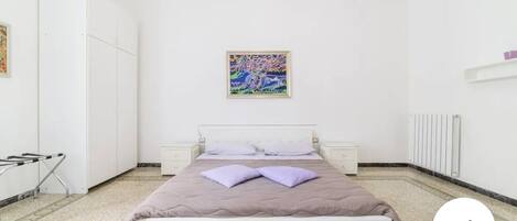 3 slaapkamers, een bureau, een strijkplank/strijkijzer, reisbedje