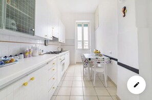 Réfrigérateur, four, plaque de cuisson, cafetière/bouilloire