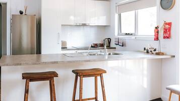 Jääkaappi, mikroaaltouuni, uuni, liesi