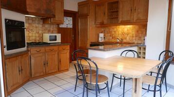 Een koelkast, een microgolfoven, een oven, een vaatwasser