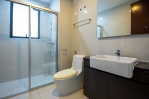 Dusche, Haartrockner, Handtücher, Seife