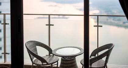 Chic 3BR in Danga Bay with Water Views & Parking