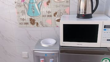 Apartamento empresarial | Cozinha privada | Geladeira, micro-ondas, talheres/pratos/utensílios de cozinha