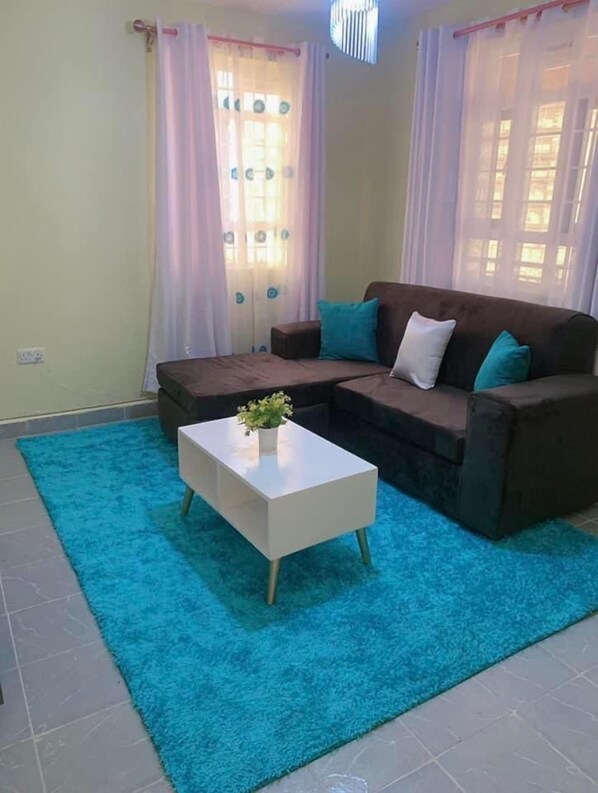 비즈니스 아파트 | 거실 공간 | 디지털 채널 시청이 가능한 24인치 스마트 TV