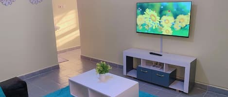 Business appartement | Woonruimte | Een 24-inch smart-tv met digitale zenders