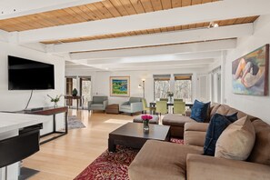 Una Smart TV, una chimenea, una oficina