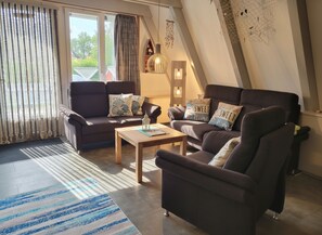 Fernseher, Bücher, Stereoanlage