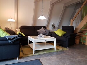 Fernseher, Bücher, Stereoanlage