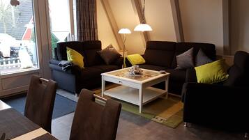 Fernseher, Bücher, Stereoanlage