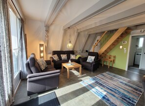 Fernseher, Bücher, Stereoanlage