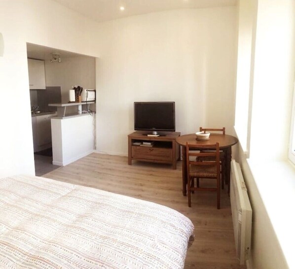 1 chambre, fer et planche à repasser, Wi-Fi gratuit, draps fournis