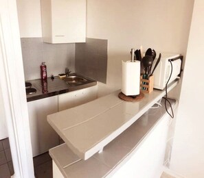 Réfrigérateur, micro-ondes, plaque de cuisson, grille-pain