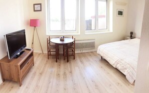 1 habitación, tabla de planchar con plancha, wifi gratis y ropa de cama 