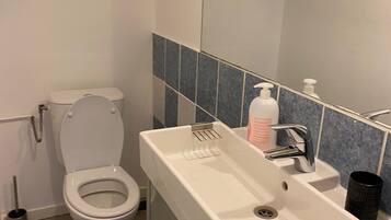 Sèche-cheveux, serviettes fournies, savon, shampoing