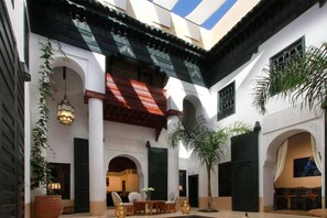 Property grounds - Très Beau Riad au Coeur de la Médina de Marrakech - Piscine - Services (Marrakech)