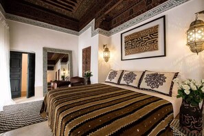 6 bedrooms, iron/ironing board, WiFi, bed sheets - Très Beau Riad au Coeur de la Médina de Marrakech - Piscine - Services (Marrakech)
