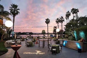 Outdoor dining - Convenient Accommodation Short Drive to San Diego Airport and Sunset Cliffs! (San Diego)