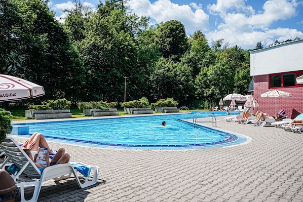 Innendørsbasseng, sesongbasert utendørsbasseng og bassengparasoller