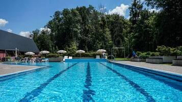 Inomhuspool, en säsongsöppen utomhuspool, parasoller och solstolar