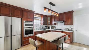 Jääkaappi, mikroaaltouuni, uuni, liesi