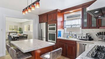 Refrigerador, microondas, horno, placa de cocina