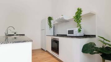 Microondas, cafetera/tetera, tostadora, utensilios de cocina