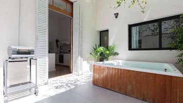 Bañera de hidromasaje exterior