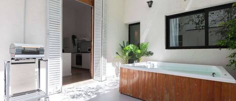 Outdoor spa tub