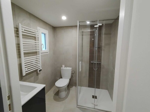 Shower, hair dryer, towels, toilet paper