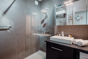 Douche, serviettes fournies