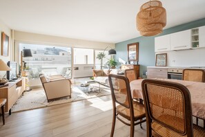 Interior - Artistic Poise, by Veeve (Paris)