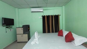 Basic Double or Twin Room | Soundproofing - Sea Wave Beach Resort (Kanthi)