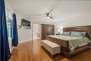5 bedrooms, iron/ironing board, WiFi, bed sheets