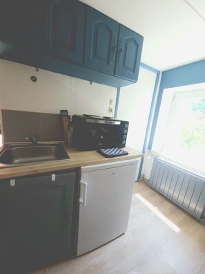Fridge, microwave, oven, stovetop - "Le Nid", Petit Studio Près du Centre Historique (Besançon)