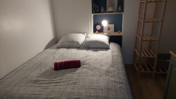 1 habitación, tabla de planchar con plancha, wifi gratis y ropa de cama