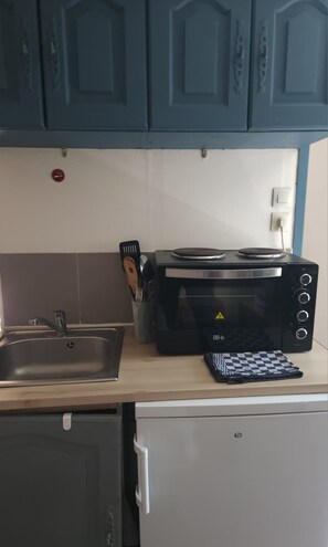 Fridge, microwave, oven, stovetop - "Le Nid", Petit Studio Près du Centre Historique (Besançon)
