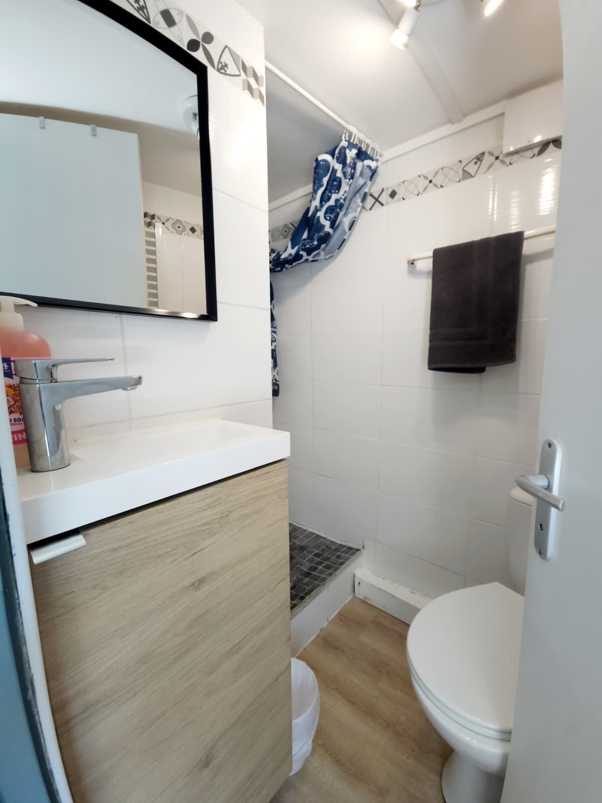 Sèche-cheveux, serviettes fournies, shampoing, papier toilette