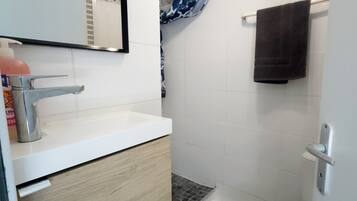 Sèche-cheveux, serviettes fournies, shampoing, papier toilette