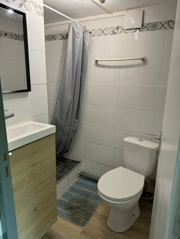 Secadora de cabello, toallas, shampoo, papel de baño