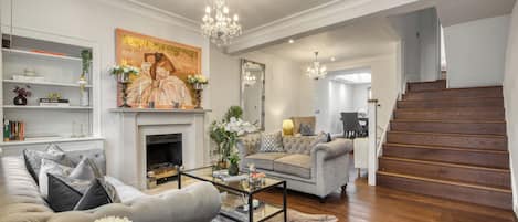 Smart TV, chimenea y oficina