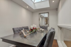 Dining - Stunning Knightsbridge Townhouse with Patio (London)